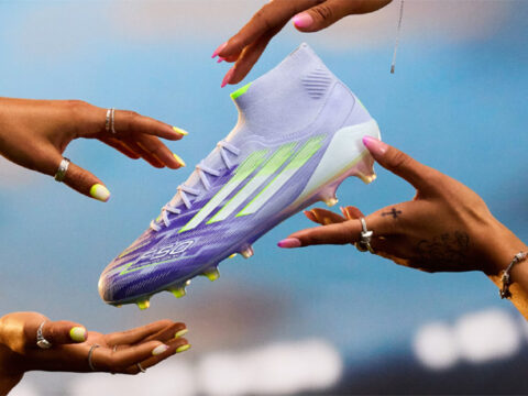 Nhiều bàn tay nâng niu đôi giày Adidas F50 SparkFusion cổ cao màu tím nhạt