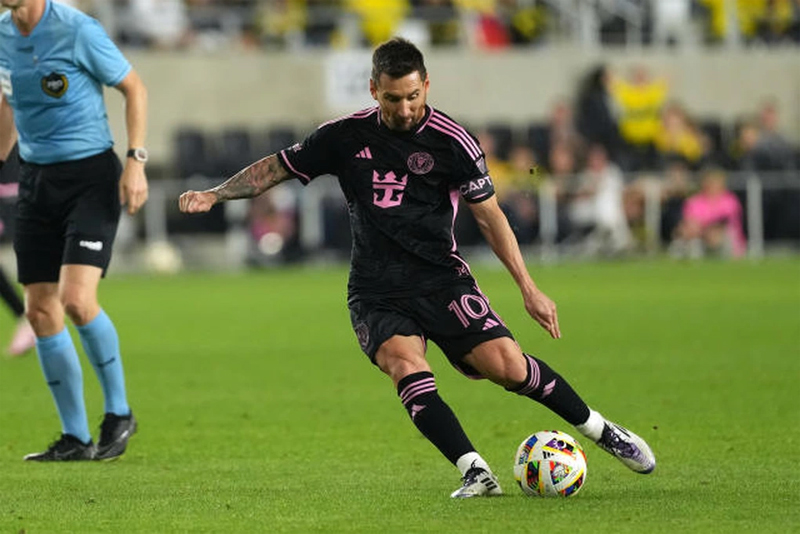 Lionel Messi trong màu áo Inter Miami đang xử lý bóng trên sân cỏ