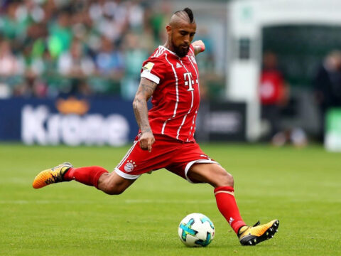 Cầu thủ Bayern Munich mang giày Adidas X vàng đen đang xử lý bóng trên sân