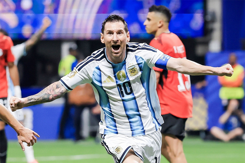 Lionel Messi ăn mừng bàn thắng trong màu áo số 10 của đội tuyển Argentina