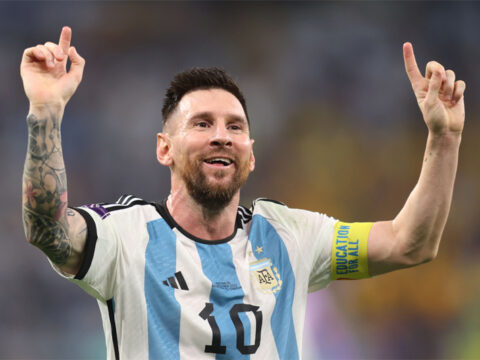 Lionel Messi mặc áo Argentina số 10 giơ hai ngón tay ăn mừng trên sân